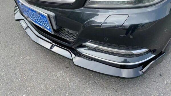 Glanzend zwarte frontlip passend voor Mercedes C-Klasse W204, S204 en C204 facelift model 2011 - 2014